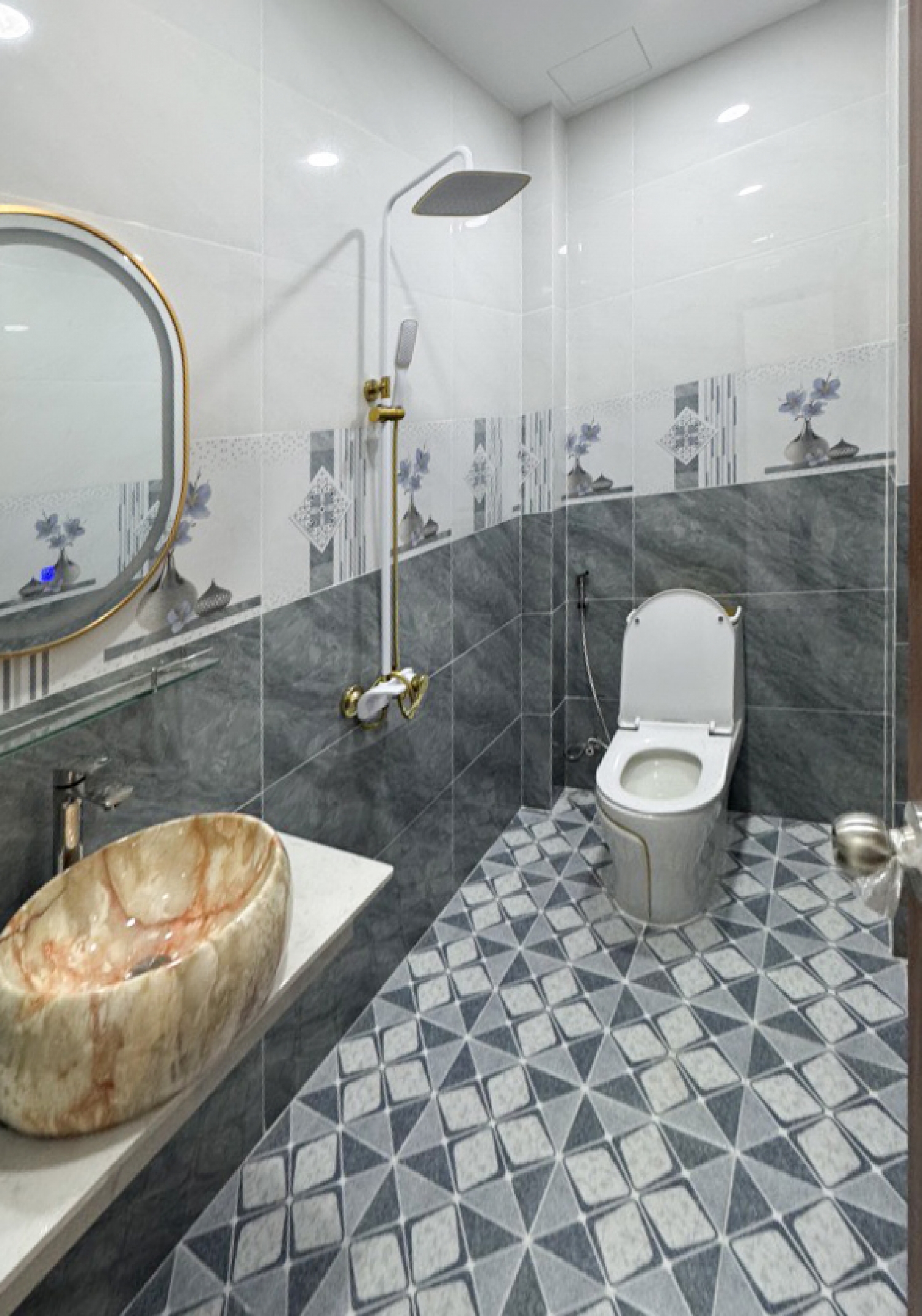Mặt Tiền, Phan Cát Tựu - 9 Tỷ